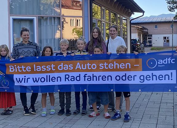 Banneraktion des ADFC Miesbach und der Montessorischule Hausham