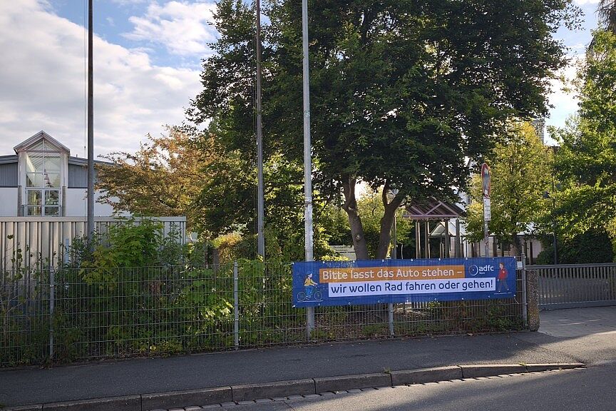 In Oberasbach hängt das Banner an der Pestalozzi Grund- und Mittelschule.