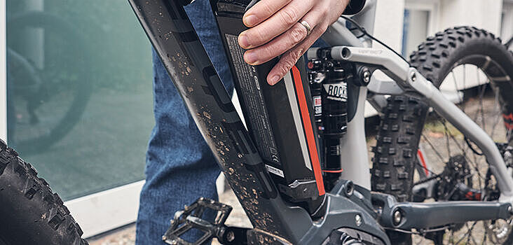 Entnahme eines Pedelec-Akkus am Mountainbike Entnahme eines Pedelec-Akkus am Mountainbike